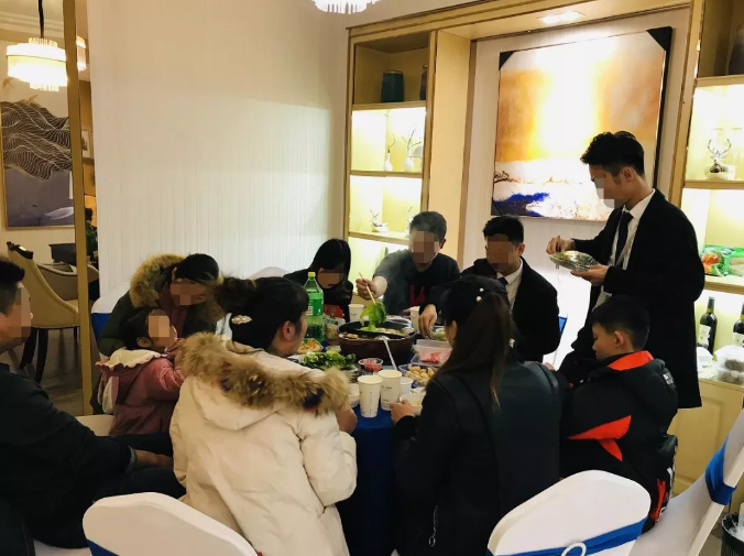 暖冬火鍋宴熱辣開席，老友變新鄰，理想開涮！